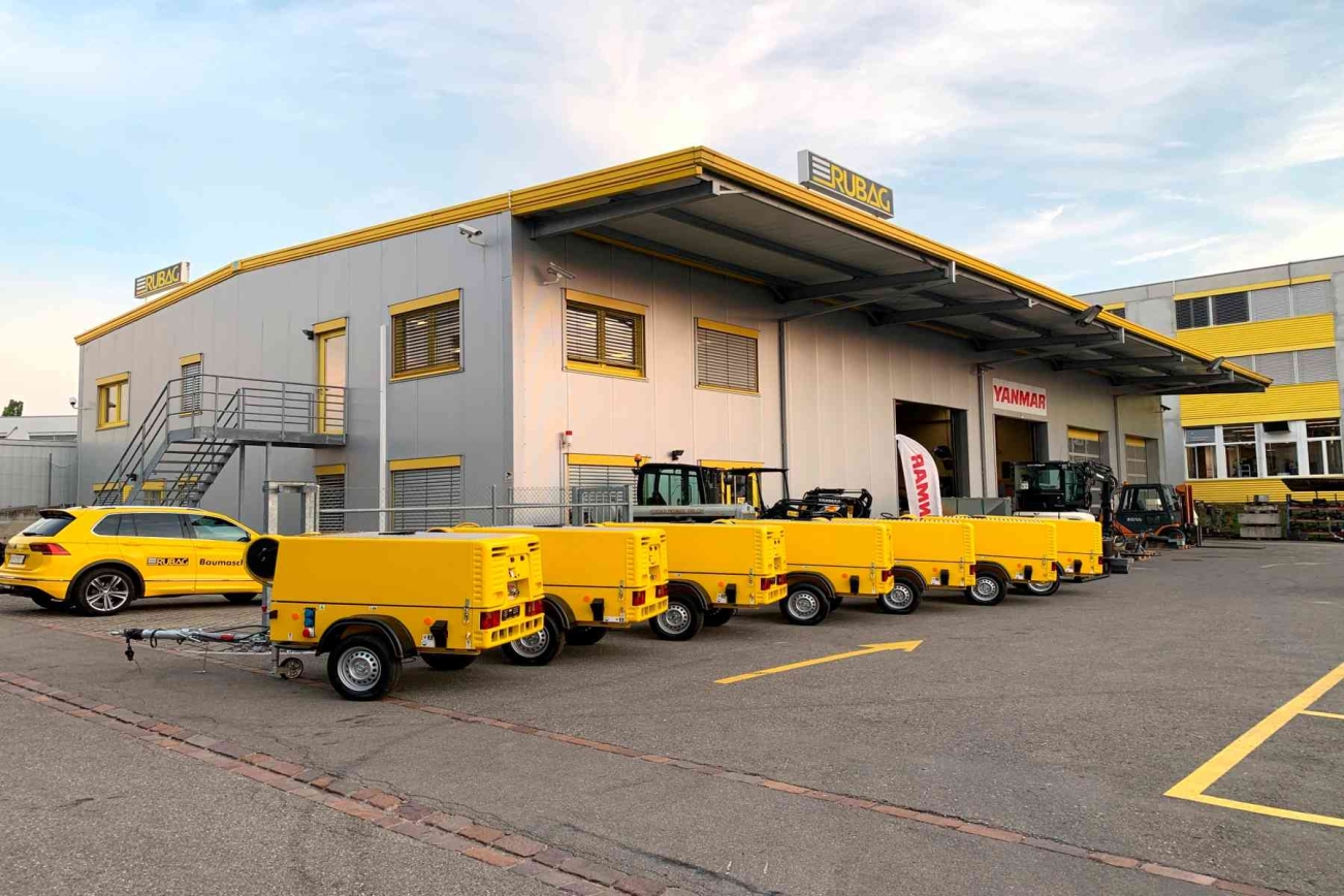 RUBAG Baumaschinen Filiale in Otelfingen aussen mit Kompressoren