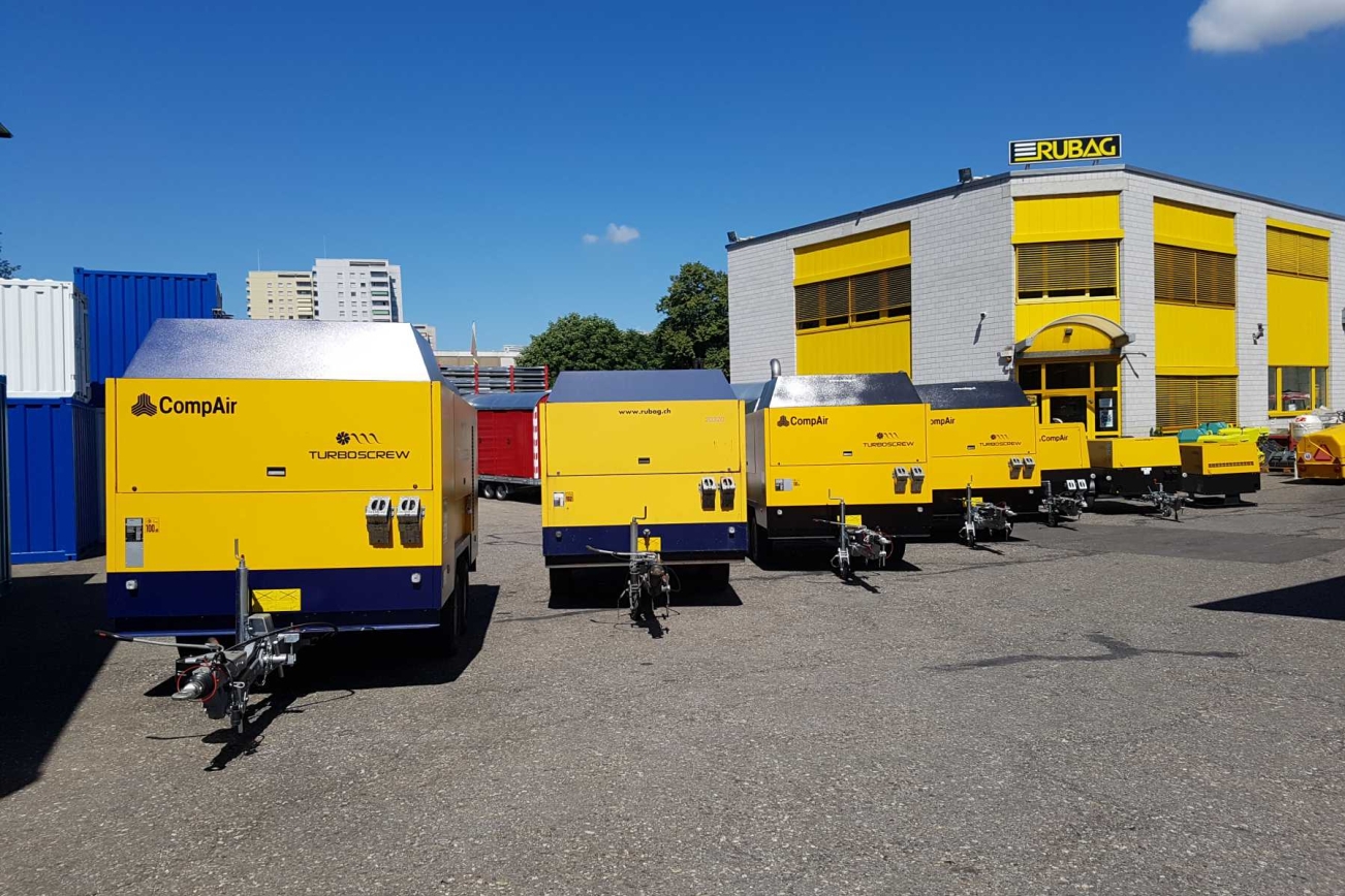 Mehrere Compair Kompressoren in Reih und Glied vor dem RUBAG Hauptsitz