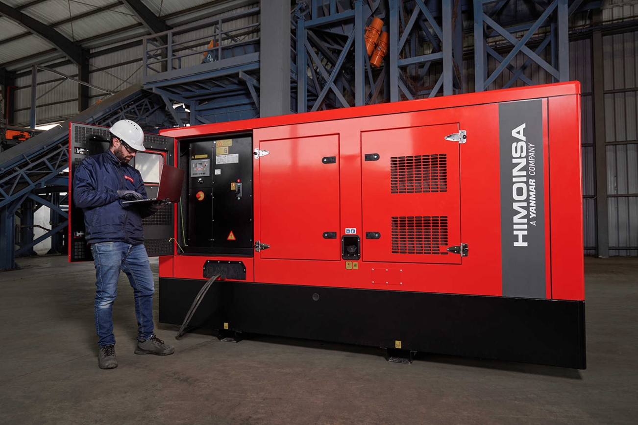 Roter Himoinsa Stromerzeuger in Halle mit Mitarbeiter