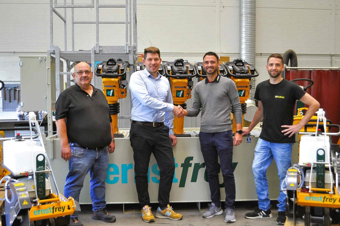 Rubag Auslieferung von Weber Verdichtungsgeräten an Ernst Frey. Handshake bei Übergabe