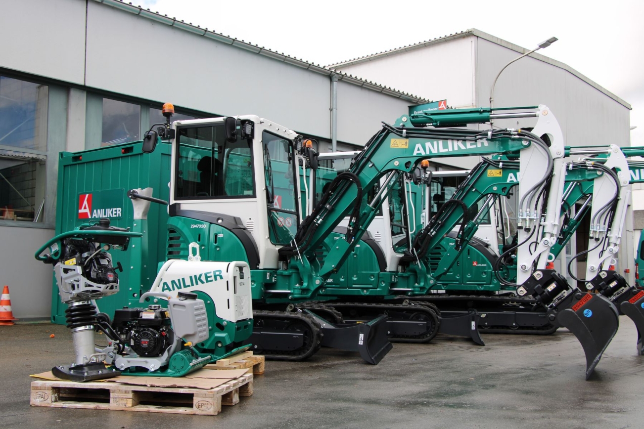 Grün-weisse Anliker Maschinen auf Werkhof