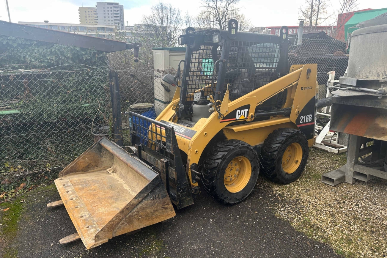 CAT Kompaktlader in gelb von vorne links