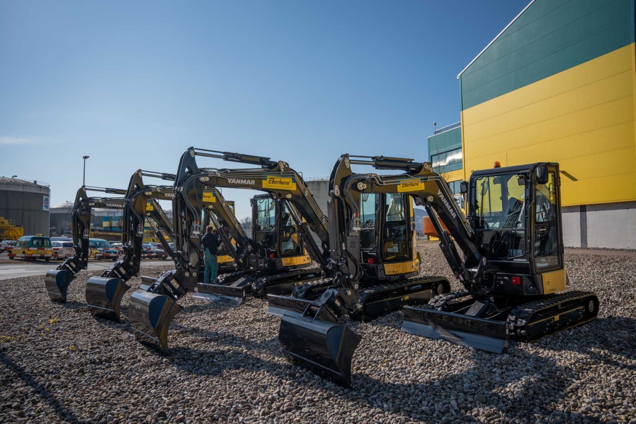 5 YANMAR Bagger in Reih und Glied für Eberhard Bau