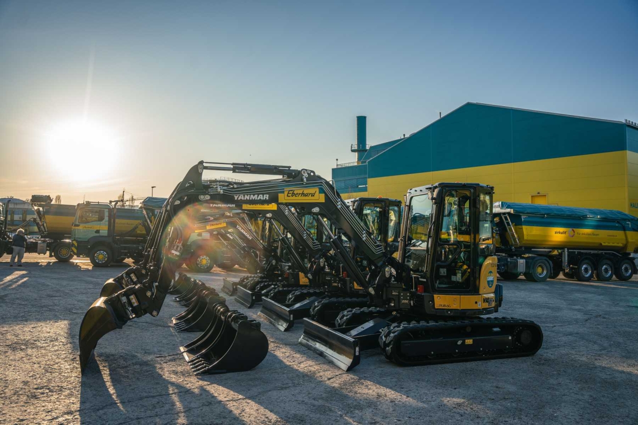 YANMAR Bagger vor Eberhard Gebäude