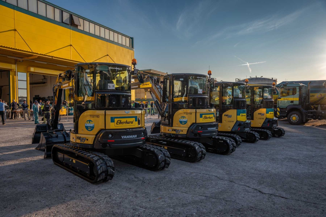 YANMAR Bagger vor Eberhard Gebäude