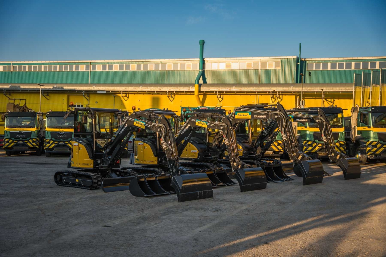 YANMAR Bagger vor Eberhard Gebäude