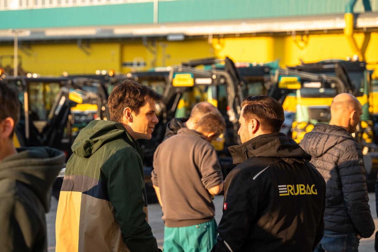 Stimmungsbild Personen während Maschinenübergabe