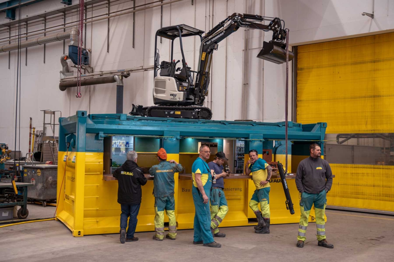 Yanmar Minibagger auf Eberhard Container-Bar mit Personen davor