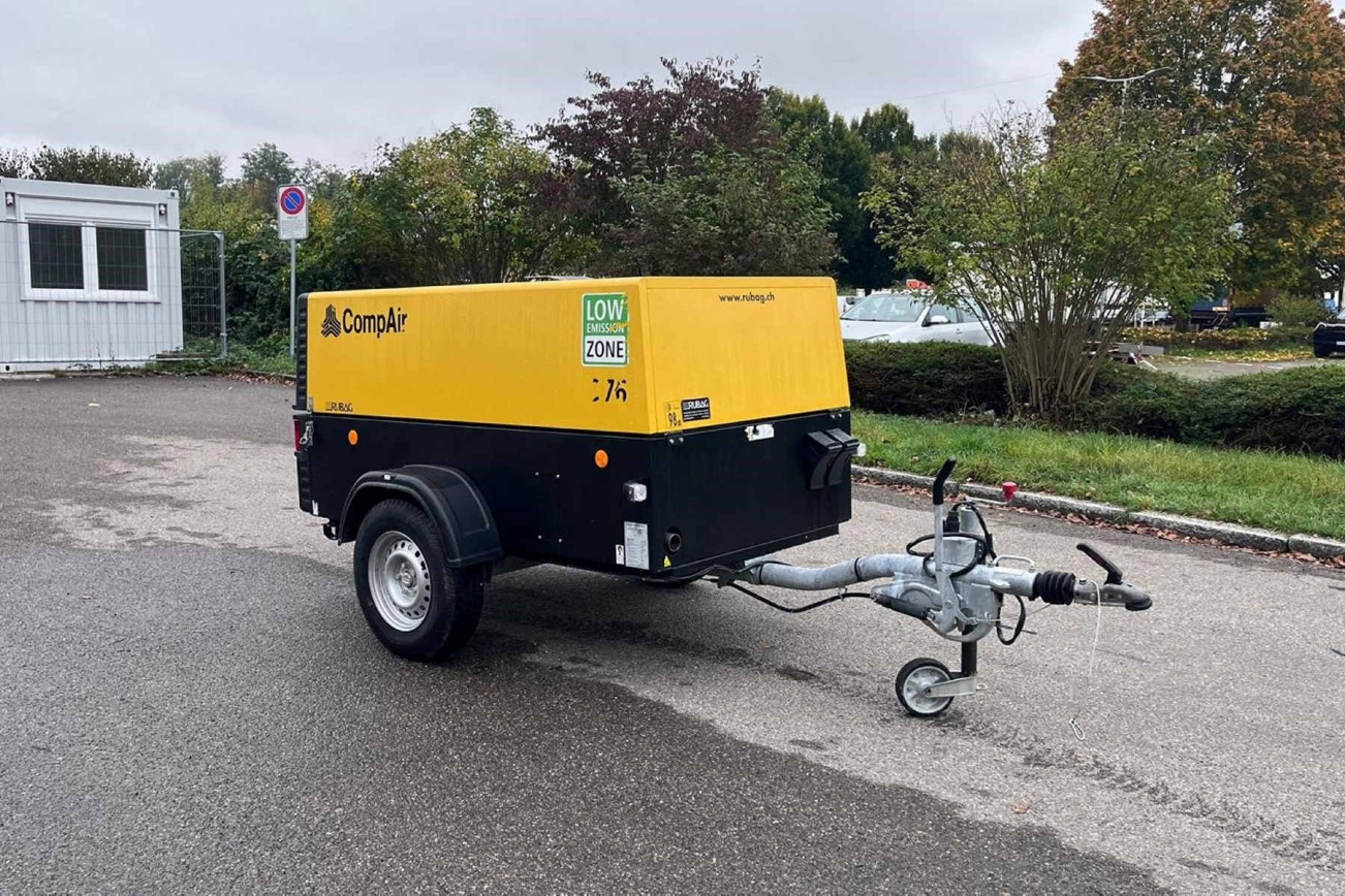 Compair Kompressor C76-7 in gelb von der rechten Seite