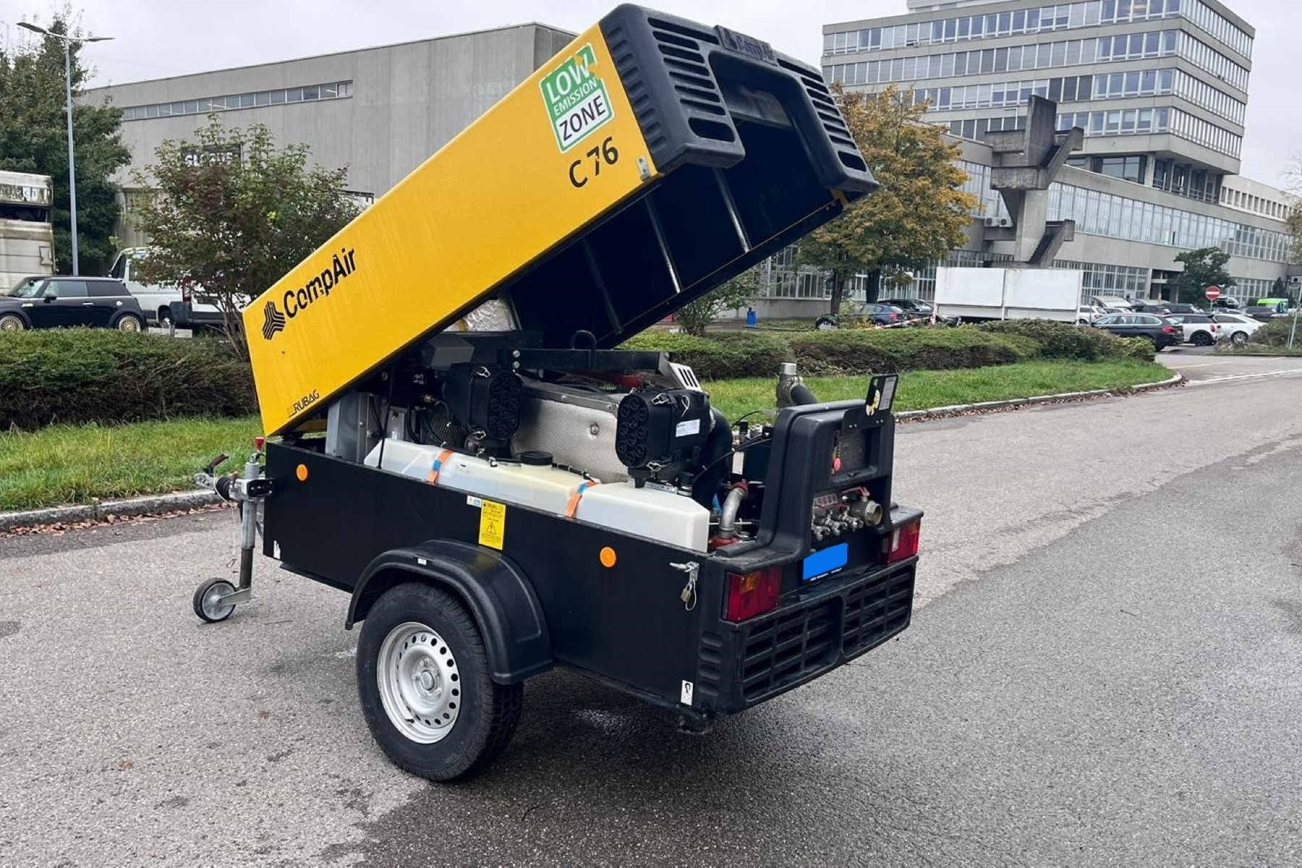 Compair Kompressor C76-7 in gelb von hinten links. Haube geöffnet