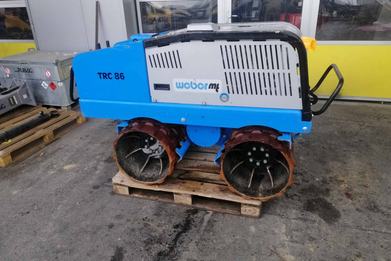 WEBER Grabenwalze TRC86 grau/hellblau von der rechten Seite