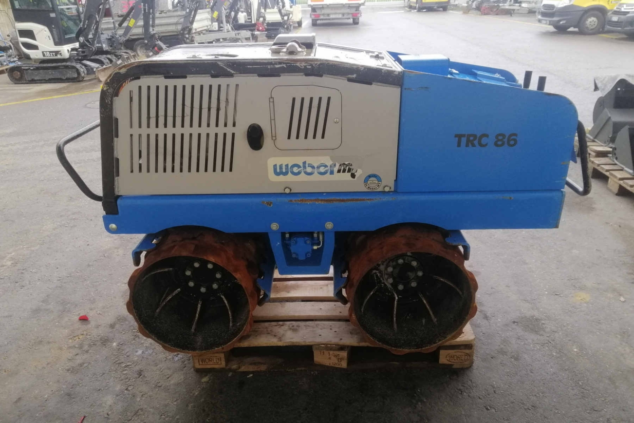 WEBER Grabenwalze TRC86 grau/hellblau von der linken Seite