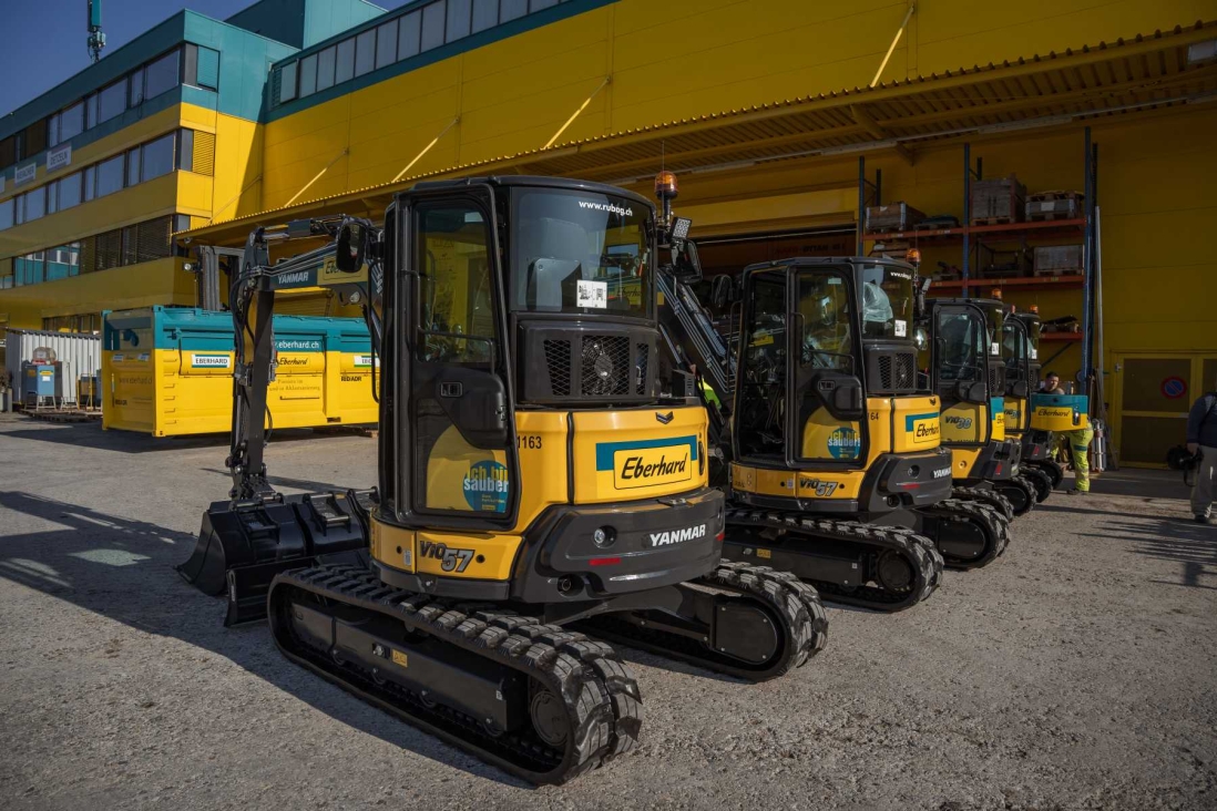 YANMAR Bagger von hinten vor Eberhard Gebäude